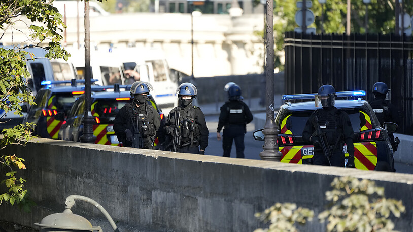 Sicherheitskräfte patrouillieren vor dem Justizpalast in Paris, in dem der Prozess um die Attentate vom 13. November 2015 stattfindet. Foto: Francois Mori/AP/dpa