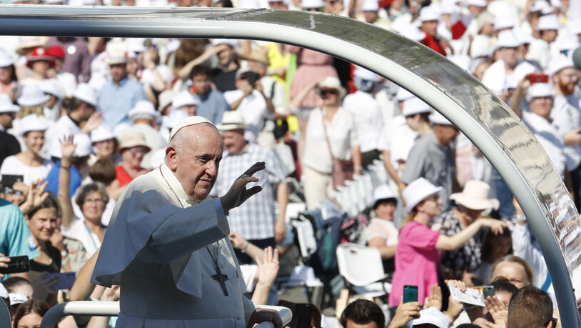 Papst Franziskus trifft im Papamobil auf dem Heldenplatz ein, wo er vor tausenden Gläubigen zum Abschluss des Internationalen Eucharistischen Kongresses eine Messe zelebriert. Er ist auf seiner ersten Auslandsreise nach einer schweren Darmoperation im…