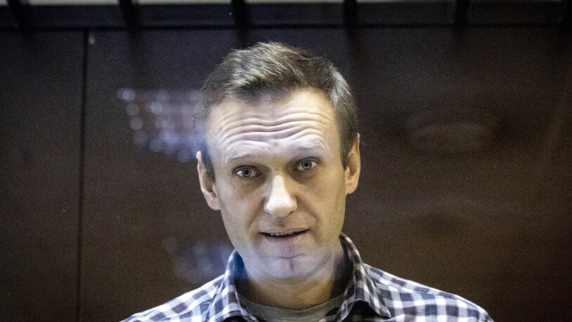 ARCHIV - Kremlgegener Alexej Nawalny steht im Moskauer Bezirksgericht. Nach Angaben der Behörden durfte Nawalny bei der Parlamentswahl in Russland nicht abstimmen. Rechtskräftig Verurteilte seien von Wahlen ausgeschlossen, sagte der Vize-Chef des…