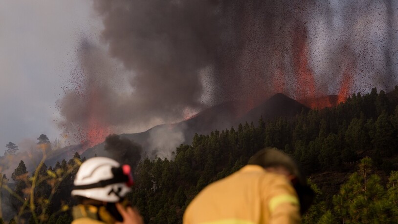 Feuerwehrmänner sind bei dem Vulkan Cumbre Vieja auf der kanarischen Insel La Palma im Einsatz. Foto: Arturo Jimenez/dpa