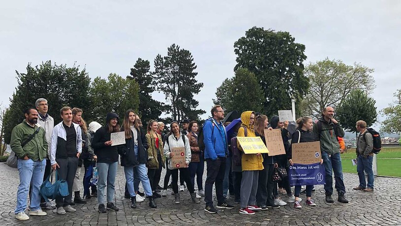 Kaum Protest an Schweizer Hochschulen gegen die Zertifikatspflicht: In Bern protestierten rund 30 Personen.