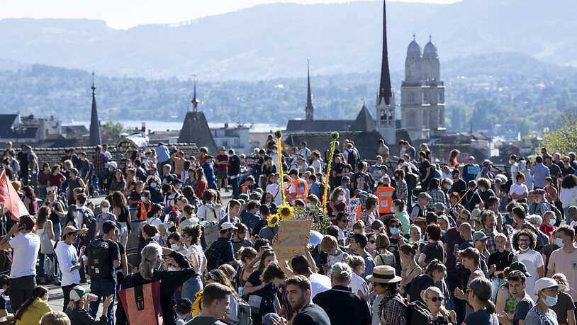 In mehreren Schweizer Städten haben Klimaaktivistinnen und -aktivisten am Freitag auf die Dringlichkeit der Klimakrise aufmerksam gemacht. So auf der Polyterrasse in Zürich (Bild).