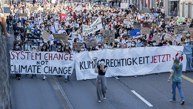 Menschen demonstrieren am Internationalen Streiktag am Freitag in Zürich für das Klima.