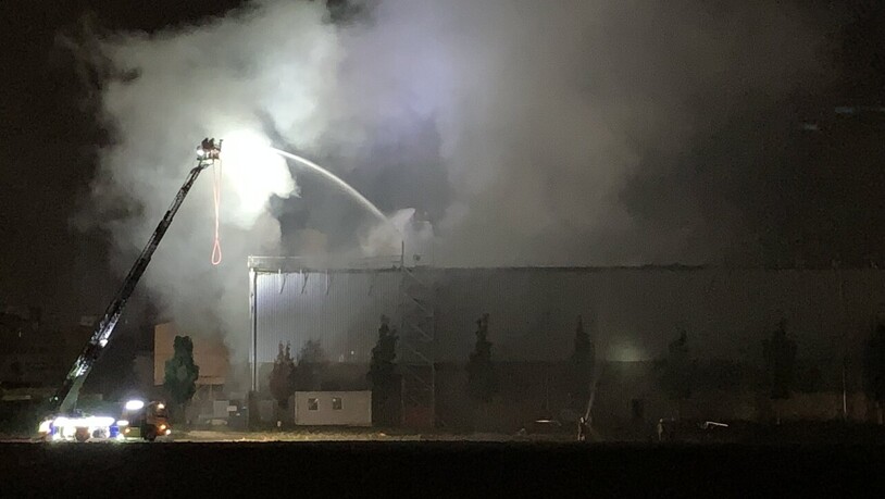 Dicke Rauchschwaden drangen aus dem brennenden Gebäude einer Recyclingfirma in Glattbrugg ZH.