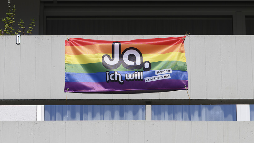 Künftig können in der Schweiz auch schwule und lesbische Paare zivil heiraten. Die Stimmbevölkerung hat der "Ehe für alle" mit einer knappen Zweidrittelsmehrheit zugestimmt. (Archivbild)
