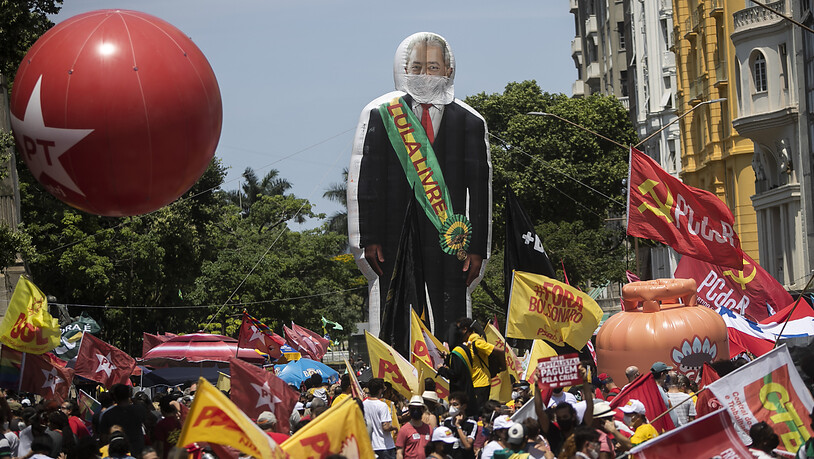Eine riesige Figur von Ex-Präsident Luiz Inacio Lula da Silva überragt die Demonstranten während einer Demonstration gegen den brasilanischen Präsidenten Bolsonaro. Foto: Bruna Prado/AP/dpa