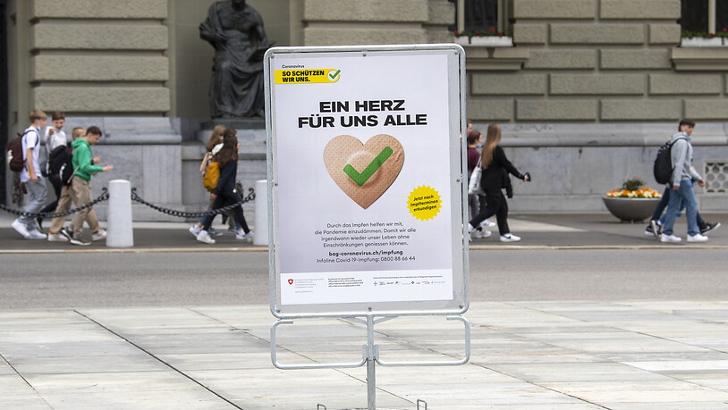 Ein Plakat des BAG wirbt auf dem Bundesplatz für die Covid-Impfung. (Archivbild)