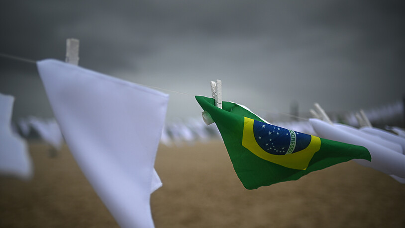 Weiße Taschentücher am Strand Copacabana sollen an die vielen Corona-Toten in Brasilien erinnern. Foto: Andre Borges/dpa