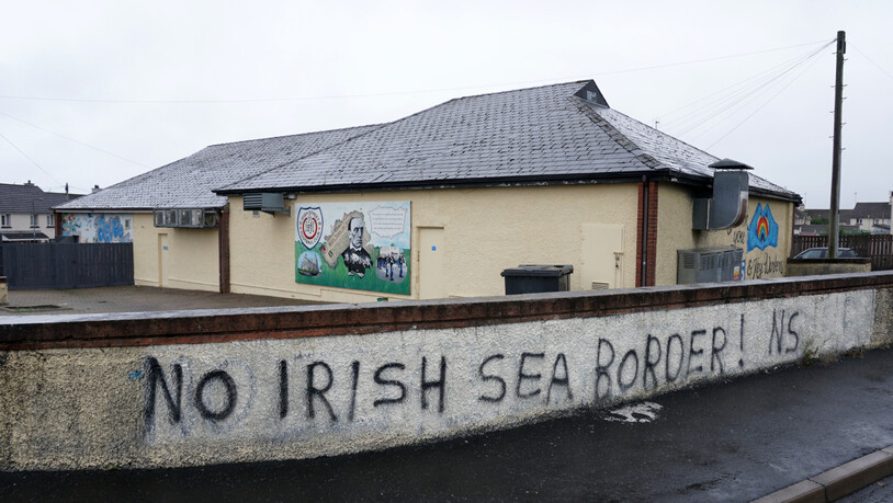 ARCHIV - An einer Mauer in Londonderry steht «No Irish Sea Border» («Keine Grenze in der Irischen See»). Foto: Larissa Schwedes/dpa