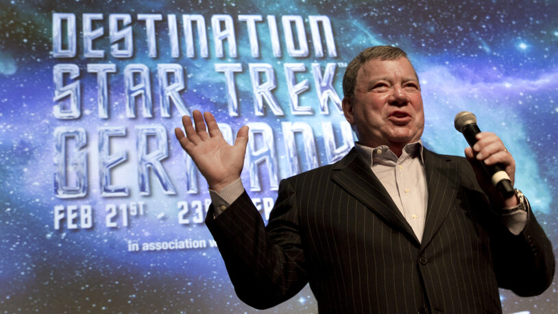 ARCHIV - Schauspieler William Shatner, bekannt geworden als «Captain Kirk» in der Fernsehserie «Star Trek», spricht auf einer Pressekonferenz. Foto: picture alliance / dpa