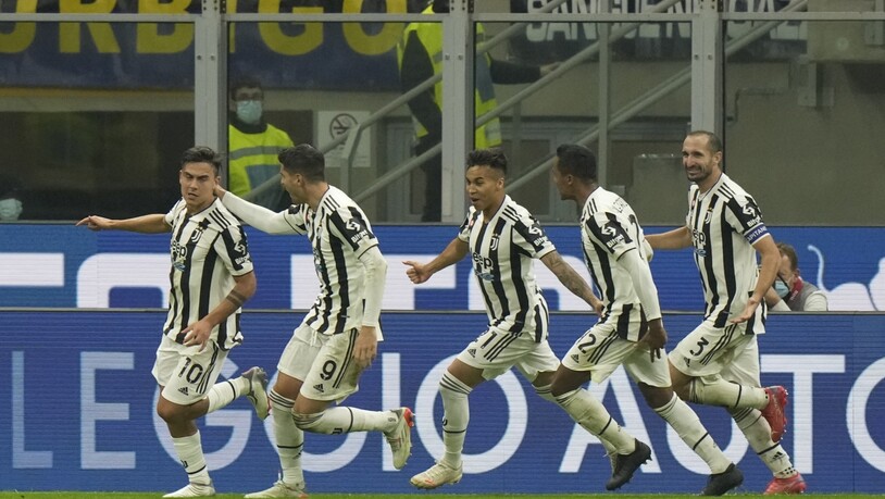 Die Mannschaft von Juventus jubelt nach Paulo Dybalas Penalty-Tor