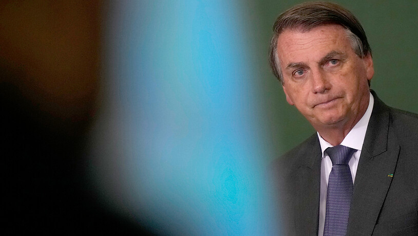 Brasiliens Präsident Jair Bolsonaro nimmt an einer Veranstaltung teil. Ein parlamentarischer Untersuchungsausschuss hat Bolsonaro teils schwere Straftaten zugeschrieben und eine Anklage empfohlen. Foto: Eraldo Peres/AP/dpa