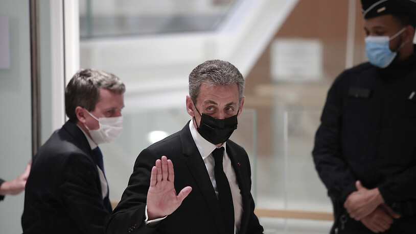 Nicolas Sarkozy, ehemaliger Präsident von Frankreich, verlässt einen Gerichtssaal. Foto: Lewis Joly/AP/dpa