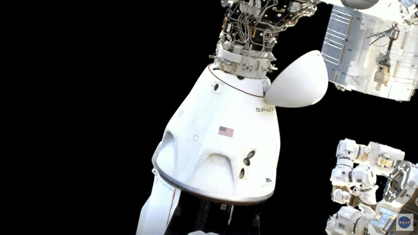 HANDOUT - Die Astronauten in der SpaceX Dragon-Kapsel bereiten sich auf das Abdocken von der Internationalen Raumstation vor. Foto: -/NASA/AP/dpa - ACHTUNG: Nur zur redaktionellen Verwendung im Zusammenhang mit der aktuellen Berichterstattung und nur mit…