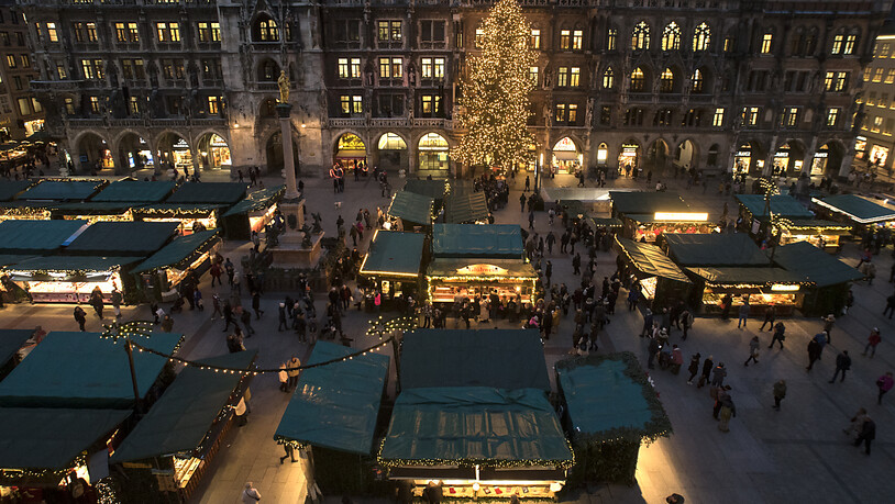 ARCHIV - Das Bild zeigt den Christkindlmarkt rund um den Marienplatz in München. Foto: picture alliance / Amelie Geiger/dpa