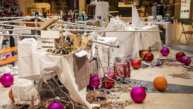 Die Dekoration, die im Einkaufszentrum Mythen Center Schwyz auf einen Weihnachtsmarkt stürzte, verletzte sechs Frauen.