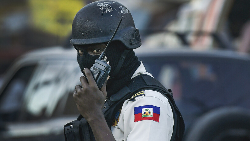 Ein Polizist patrouilliert an einer Kreuzung in Port-au-Prince, Haiti. Foto: Matias Delacroix/AP/dpa