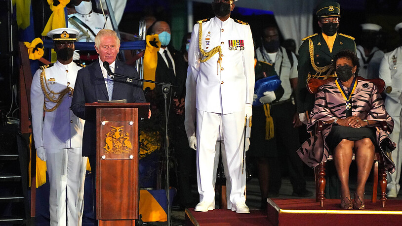 dpatopbilder - Prinz Charles von Großbritannien hält als zukünftiges Oberhaupt des Commonwealth und im Namen der britischen Queen eine Rede nach der Amtseinführung der ersten Präsidentin des Inselstaates, Sandra Mason (r). Barbados hat sich von der…