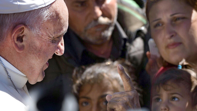ARCHIV - Papst Franziskus segnet ein Kind während seines Besuchs im Flüchtlingslager Moria auf der griechischen Insel Lesbos. Foto: picture alliance / dpa