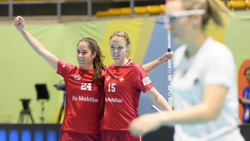 Flurina Marti und Nadia Reinhard jubeln beim ersten Spiel der Schweiz an der WM.