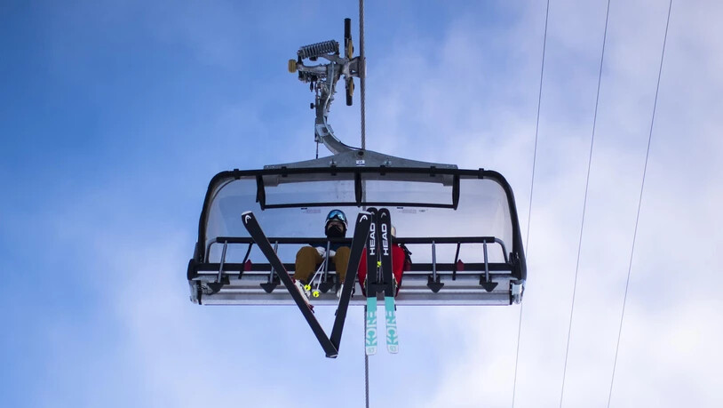 Seit Mittwoch sind die Glarner Skigebiete wieder geöffnet. Dafür wurde ein Kapazitätssystem erstellt.