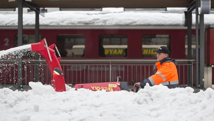 Rhätische Bahn Schnee räumen Gleis RhB