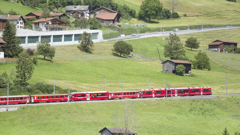 Zug Rhätischen Bahn Rhätische Bahn RhB fahren Küblis Prättigau Umfahrungstunnel Tunnel 