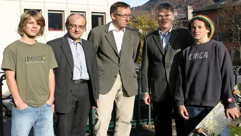 Damals noch «jungi Schnuufer»: Die Initianten Michael Frefel (ganz links) und Andri Brugger (ganz rechts) mit ihren Sponsoren.