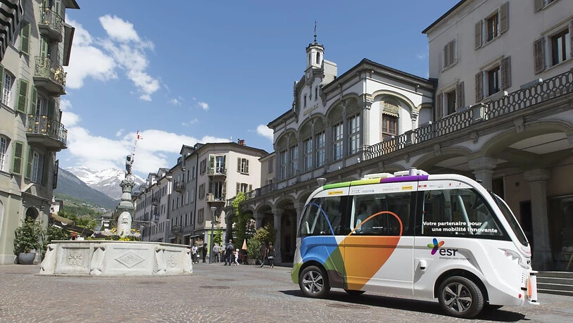 Die autonom fahrenden Busse, die in Sitten bis vor kurzem nur bei schwachem Verkehr in der Altstadt eingesetzt wurden, werden in Zukunft auch grosse Strassenkreuzungen überqueren können. Möglich machen dies intelligente Lichtsignalanlagen.