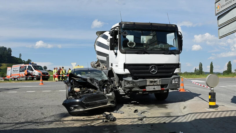 Im Unfallauto wurden zwei Personen verletzt, nachdem sie in Gettnau mit einem Lastwagen kollidiert waren.