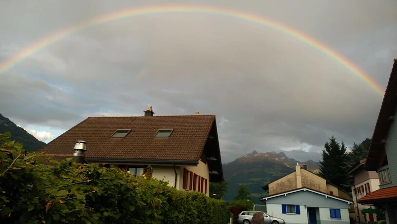 Auch ein Regenbogen aus dem Kanton Glarus (Bilten) hat uns erreicht. Fotografiert von Cornelia Gerber-Keller.