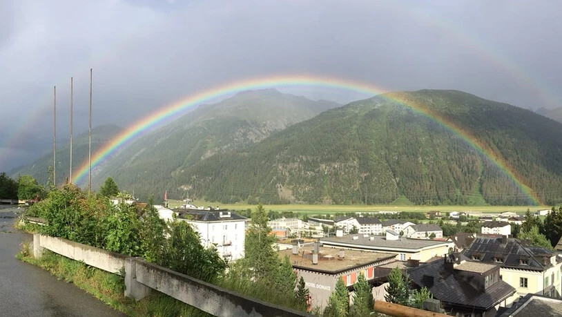 Corinne Trachsel präsentiert uns einen perfekten Regenbogen über Samedan.