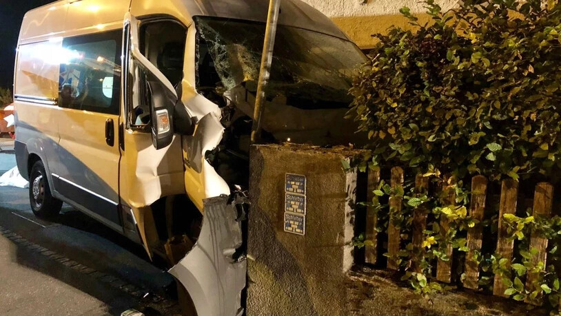 Bei einem Unfall in Oberurnen ist ein 64-jähriger Lieferwagenlenker ums Leben gekommen. Möglicherweise ist ein medizinisches Problem die Unfallursache.