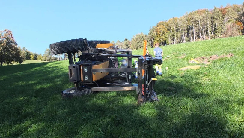 Im st.gallischen Kirchberg hat sich bei Feldarbeiten ein Traktor überschlagen.
