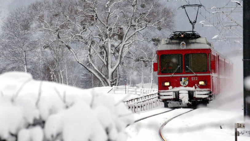 Der viele Schnee beeinträchtigt den Zugverkehr ebenso wie den Strassenverkehr ins Engadin.