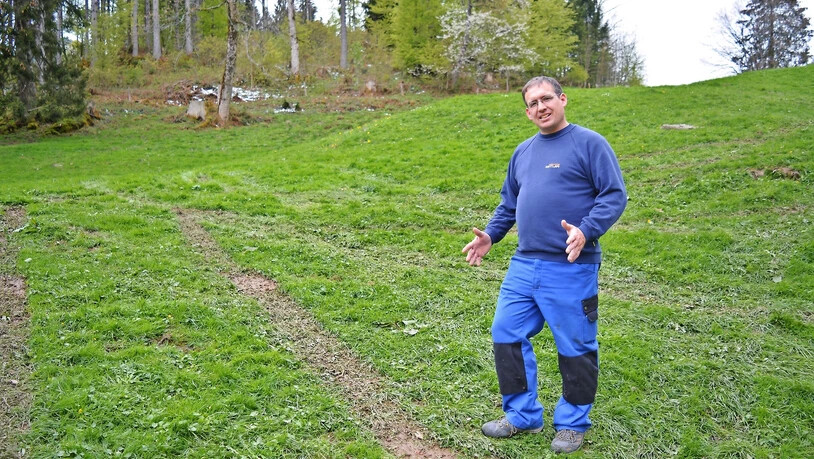 Landwirt Rudolf Schmid zeigt die Spuren, welche ein Auto-Vandale am Sackberg hinterlassen hat. 