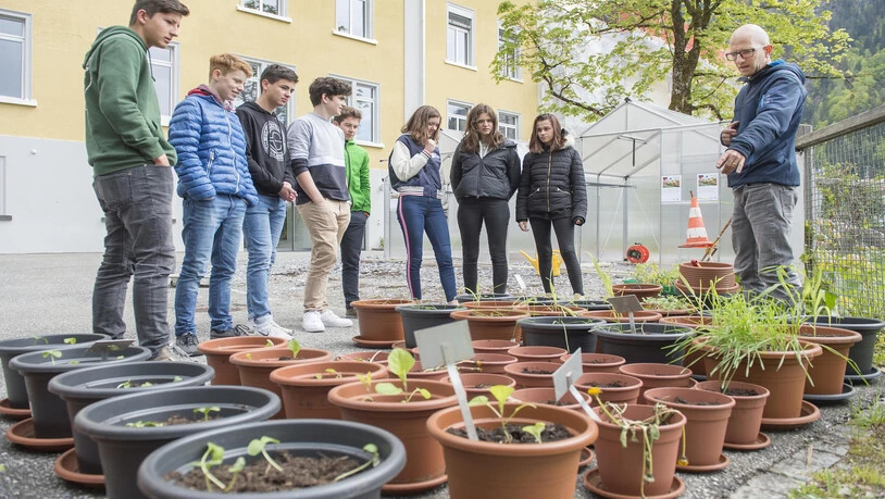 An der Evangelischen Mittelschule in Schiers wird ein Experiment zum Klimawandel vorgestellt.