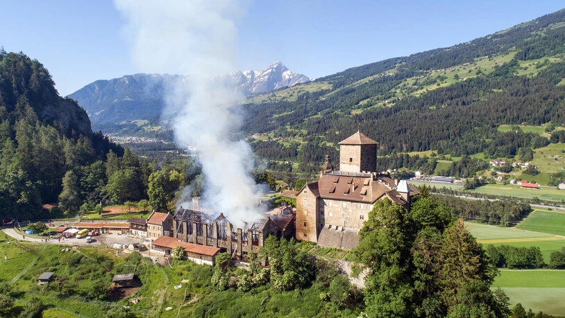 Der historische Stall neben dem Schloss Ortenstein bei Tomils wurde ein Opfer der Flammen.