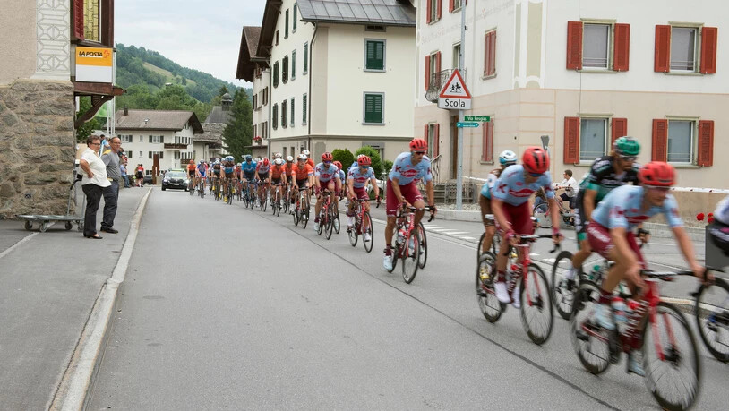 Das Feld der Tour de Suisse unterwegs in Trun im Bündner Oberland. 