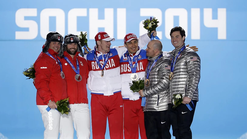 Das ursprüngliche Olympia-Podest im Zweierbob 2014: die russischen Sieger Subkow/Wojewoda wurden mittlerweile des Dopings überführt, der damals drittplatzierte Amerikaner Steven Holcomb (2. v. r.) ist vor zwei Jahren gestorben