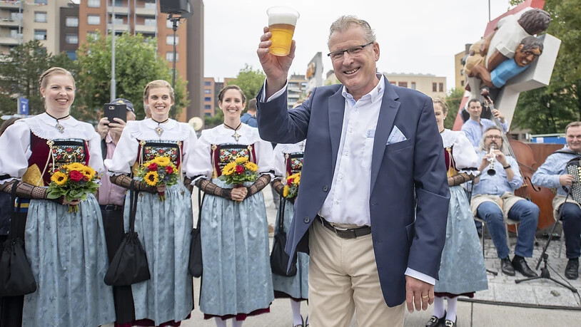 Heinz Tännler, OK-Präsident des Eidgenössischen Schwing- und Älplerfests in Zug, geniesst das erste Bier nach der offiziellen Eröffnung der "Schwingergasse."