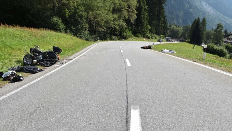 Bei einem Zusammenstoss verletzten sich zwei Motorradfahrer im Bergell so schwer, dass sie noch auf der Unfallstelle starben.