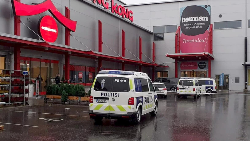 Bluttat in einem Einkaufszentrum: Mit einem Schwert stürmte ein Täter eine im Inneren gelegenen Berufsschule, tötete eine Person und verletzte mehrere.