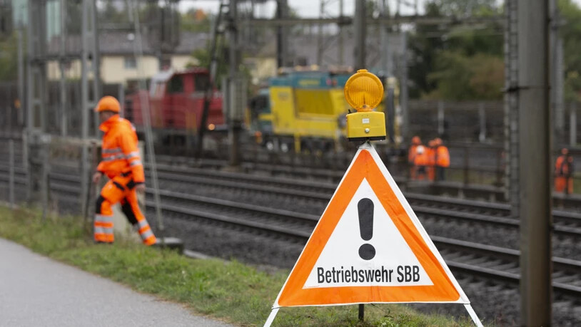 Neubaustrecke wegen Ölaustritt gesperrt: Mitarbeitende der SBB im Einsatz in Zollikofen.