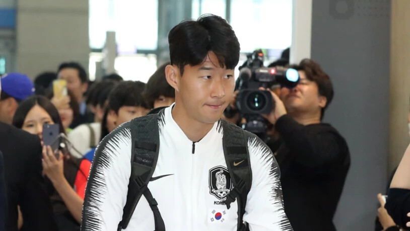 Südkoreas Superstar Heung-Min Son vor dem Abflug am Flughafen in Seoul
