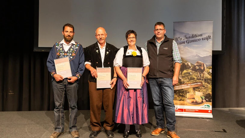 Gruppenbild der Preisträger, rechts steht «unser» Sieger Walter Niklaus (1. Preis Halbhartkäse und 1. Preis Schaf-/Ziegenkäse)