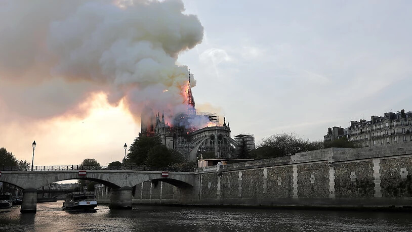 Ein Brand im vergangen April zerstörte das Dach und den Spitzturm der weltberühmten gotischen Kathedrale Notre-Dame in Paris. (Archivbild)