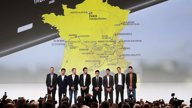 Eine Auswahl von Fahrern, angeführt vom vierfachen Tour-Sieger Chris Froome (ganz links), posiert nach der Streckenpräsentation der Tour de France 2020 auf der Bühne