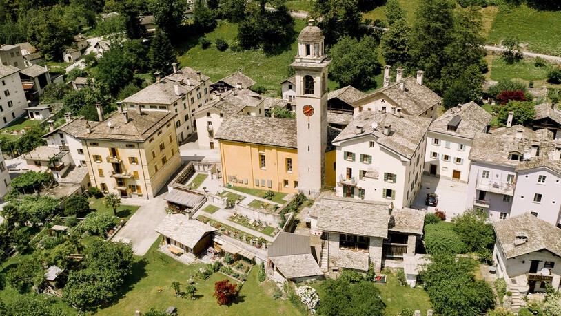 Castasegna: Kirche Santa Trinita Luftaufnahme