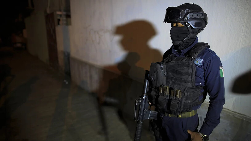 Ein Angehöriger der mexikanischen Polizei steht Wache während eines Einsatzes in der Region Veracruz. (Archivbild)